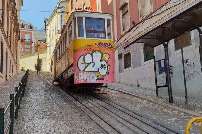1-hour private eco tuk-tuk tour for up to 6 people through Lisbon - Stop 2: Miradouro das Portas do Sol for river-and-rooftop photos