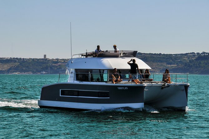 1H power catamaran up to 18 people in Lisbon - Skipper and onboard vibe: private, but not a lounge cruise