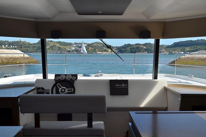 1H power catamaran up to 18 people in Lisbon - Food and drinks: light snacks plus one drink per person