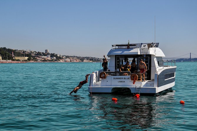 1H power catamaran up to 18 people in Lisbon - Who this catamaran suits best in Lisbon