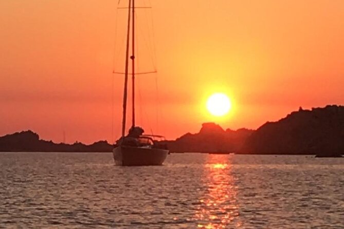 2 hours Private sunset experience by sailboat in Cascais - Food and drinks: catering on request, plus the easy snack option