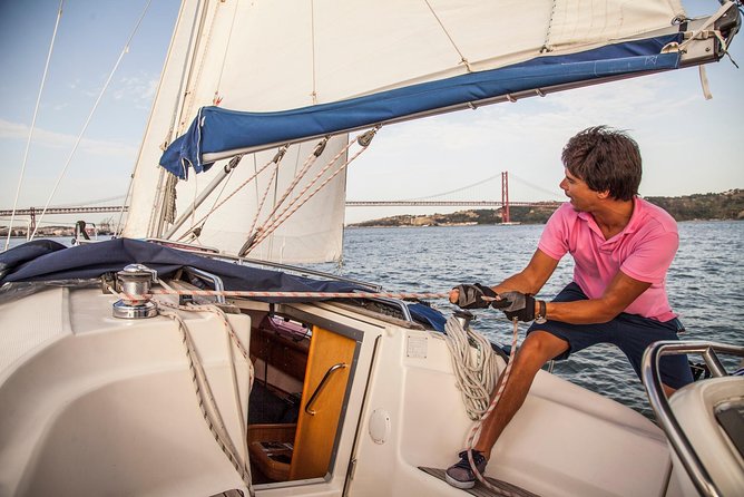 2,5h Lisbon Sunset Sail with Drinks and Snacks - The route on the water: from modern Lisbon to the city’s oldest streets