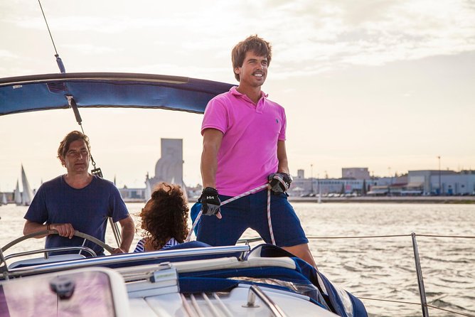 2,5h Lisbon Sunset Sail with Drinks and Snacks - Finishing scenes: Cais do Sodré, Alcântara-Mar, and Almada viewpoints