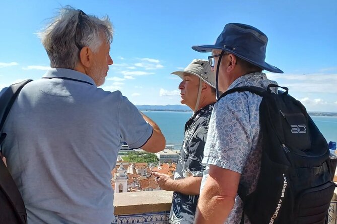 2H Tuk Tuk Tour Central Lisbon - Graça Street Art Stop: Narrow Lanes and the 2021 Wave