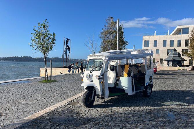 3h30 Tour | Lisbon Essentials: See, Taste and Learn with a Local - First stop energy: Restauradores Square, custard tart, and instant orientation