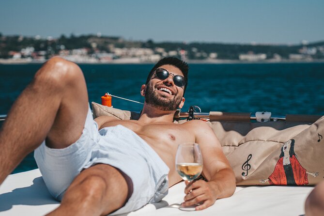 4 Hours Private Tour with Dives in Catamaran in Lisbon - Sailing into Lisbon’s bay: the relaxing middle hour