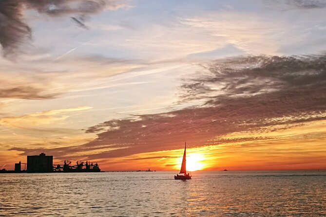 4h Exclusive Sail in Lisbon: Your Private Escape - Comfort, drinks, and the calm of Commander João