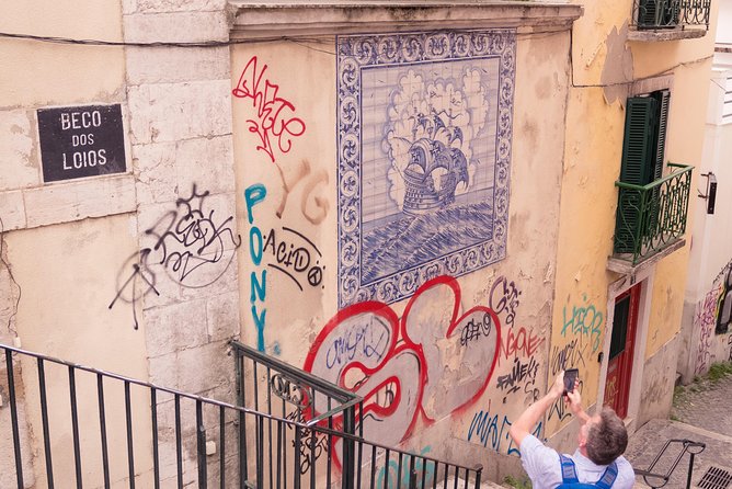 Alfama Photo Walk – Lisbon Photography Experience Led by a Local - Stop 5: Lisbon Cathedral (Sé) for dramatic architecture close-ups