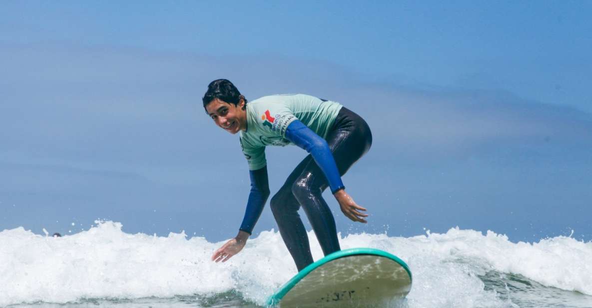 Aulas de Surf/Surf Lesson - Lisboa - What’s included: wetsuit, board, leash, and safety basics