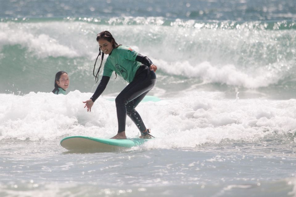 Aulas de Surf/Surf Lesson - Lisboa - Your 2-hour lesson flow: theory, warm-ups, surf, stretches