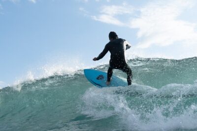 Beginners, intermediate and advanced surf lessons - The land lesson: history, gear, and safety rules first