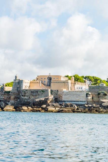 Boat tour: charming Cascais Coast to Lisbon lighthouse - São Julião da Barra and the Tagus entrance: the defensive map lesson