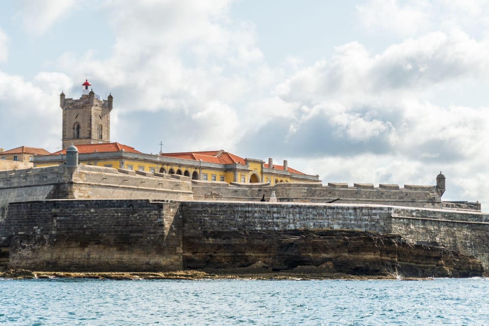 Boat tour: charming Cascais Coast to Lisbon lighthouse - Fort of São Lourenço do Bugio: the circumnavigation payoff