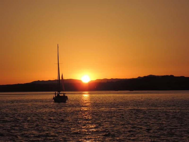 Cascais: Sunset Boat Trip with Welcome Drinks - Why a Small-Group Sunset Boat in Cascais Works