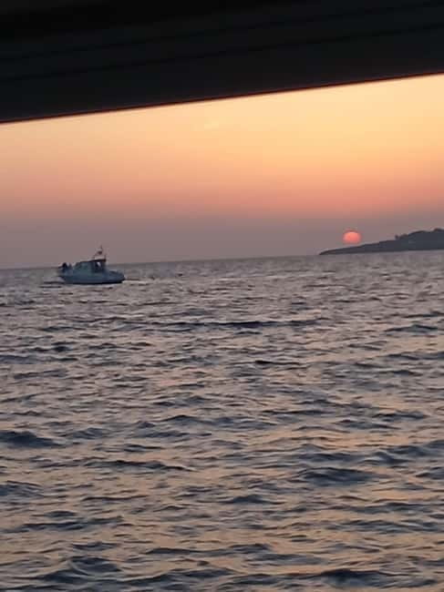 Cascais: Sunset Boat Trip with Welcome Drinks - Guides, Crew, and How the Trip Stays Fun