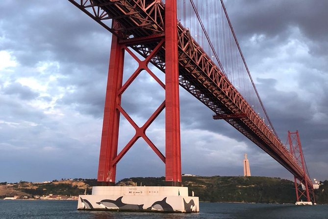 Catamaran Cultural Tour through Lisbon - Team Support On Board: Easier for Families and First-Timers