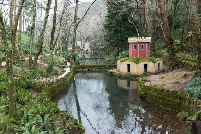 Daytrip from Lisbon to Sintra+Cascais-Large groups up to 10 pax - Stop 1: Pena Palace access and the narrow-road reality