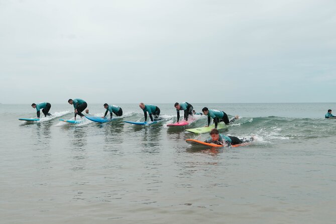 Dedicated Surf Experiences in Costa da Caparica, near Lisbon - Getting started at JQFG+CQ: fast meeting, quick gear selection