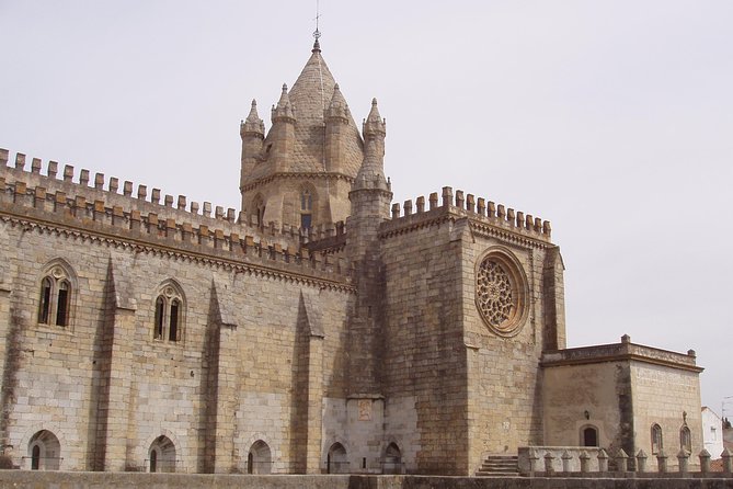 Evora and Monsaraz Wine Tasting Private Tour - Walking Evora’s historic center: old streets, UNESCO atmosphere, zero rush