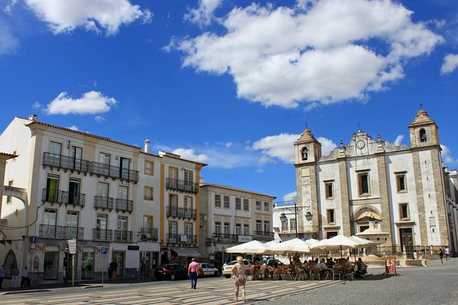 Évora and Monsaraz with Regional Wine Tasting from Lisbon - Giraldo Square and Guided Walking: Where Évora Becomes a Place You Can Feel