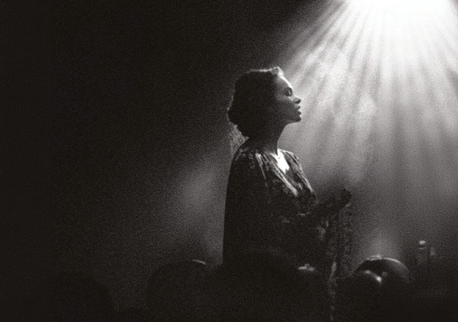 Fado Sessions: Live Fado Experience in Graça - What the live fado experience feels like (Portuguese guitar, poets, voices)