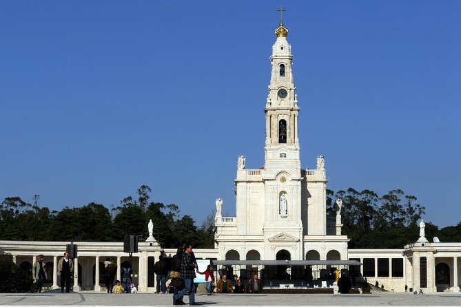 Faith and Heritage: Fátima Batalha Nazaré and Óbidos Private Tour from Lisbon - Fátima Sanctuary and Capela das Aparicoes: Time to Feel It, Then Understand It