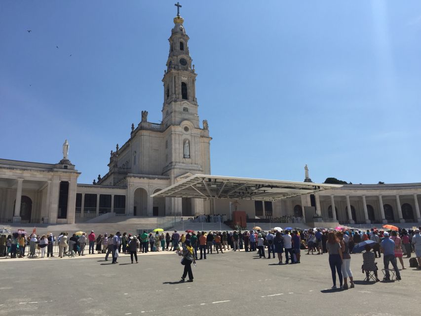 Fatima, Batalha, Nazaré and Óbidos: Private Full Day Tour - Óbidos Castle Town: Medieval Streets and a Liqueur Stop
