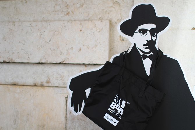 Fernando Pessoa Lisbon Walking Tour - Praça do Comércio (Terreiro do Paço): Friends and Martinho da Arcada