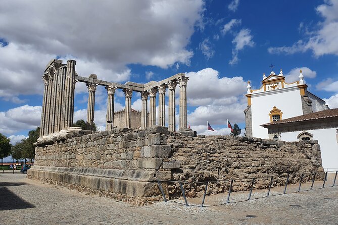 From Lisboa: Évora & Monsaraz Small-Group Full Day Tour - Se Catedral de Évora: One of the Oldest Landmarks, Plus Views