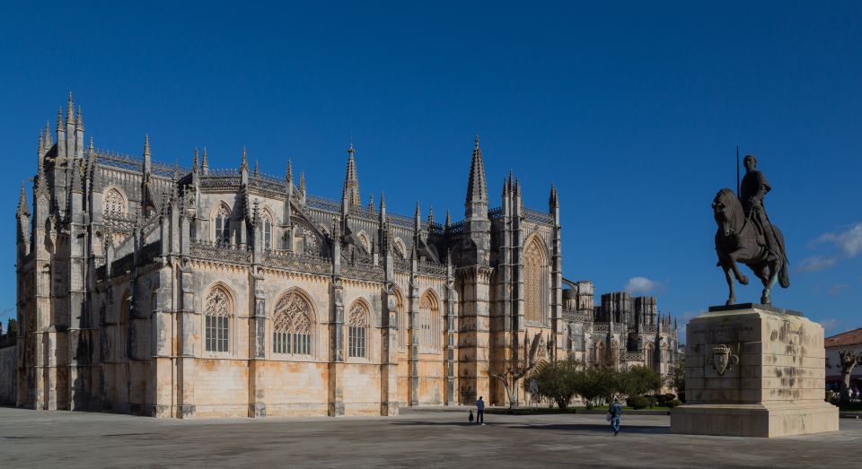 From Lisboa: Fatima, Nazare, Obidos & Batalha Full Day Tour - Nazaré Fishing Village and Praia do Norte: Sea Views With Real Stories