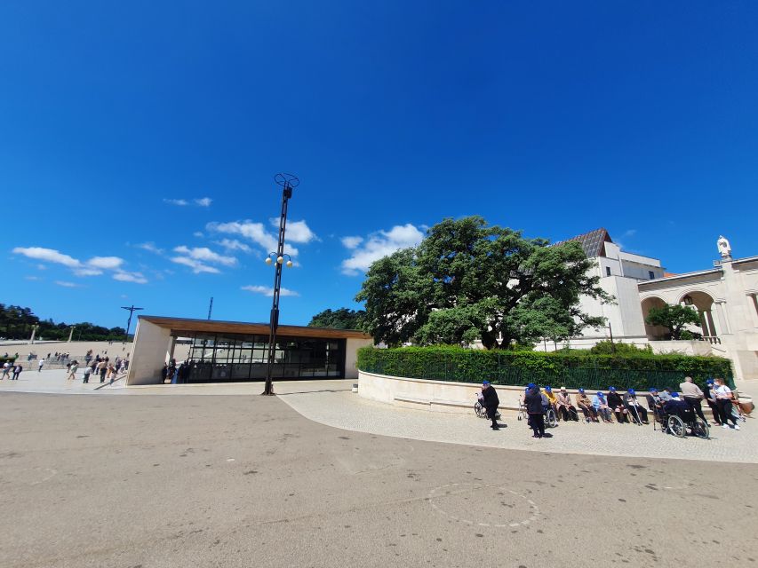 From Lisboa: Fatima, Nazare, Obidos & Batalha Full Day Tour - The Role of the Guide: Why This Tour Usually Feels Better Than DIY