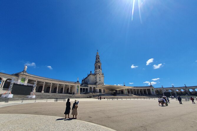 From Lisboa: Fátima, Nazaré, Óbidos & Batalha Small-Group Tour - Nazaré’s big-wave fame: lighthouse views, a clifftop village, then beach lunch