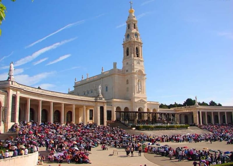 From Lisbon: Best of Fátima Half Day Tour - Basilicas and the Chapel of the Apparitions: the walking loop