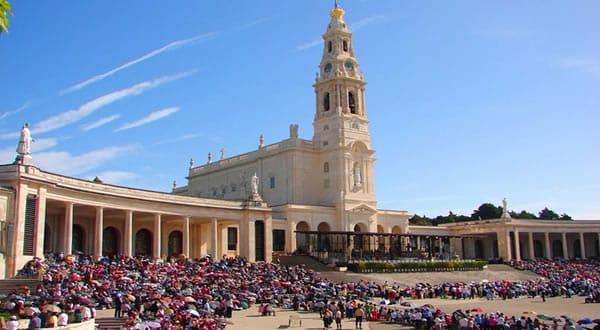 From Lisbon: Fátima, Batalha, Nazaré and Óbidos Day Tour - From Lisbon in an Air-Conditioned Van: The Day’s Pace