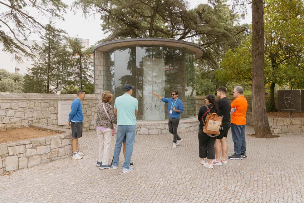 From Lisbon: Fátima HD and the Three Little Shepherds' House - Basilica and tomb area: when prayer becomes the main activity