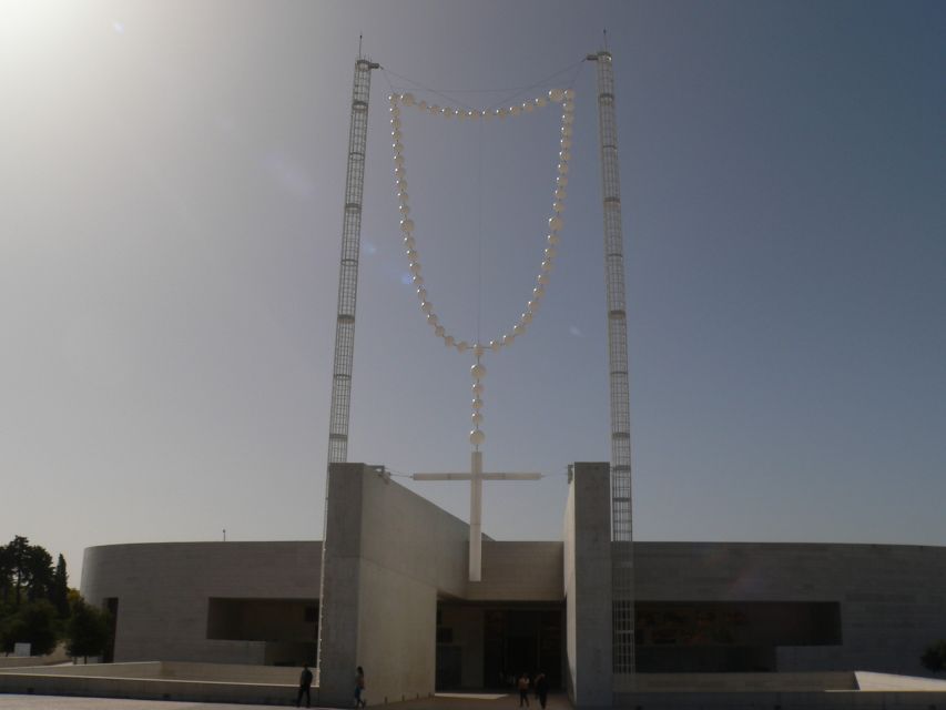 From Lisbon: Fátima Sanctuary and Batalha Monastery (UNESCO) - Valinhos and Loca do Anjo: The Choice That Personalizes the Day