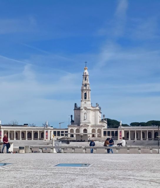 From Lisbon: Small Group Fátima & Little Shepherds Town Tour - Chapel of the Apparitions and the Visitor Center Pause