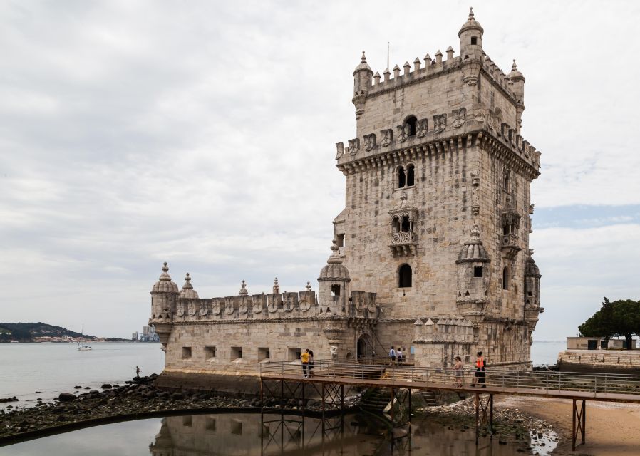 Full city of Lisbon on board of a private car - Why the private guide/driver really changes the experience