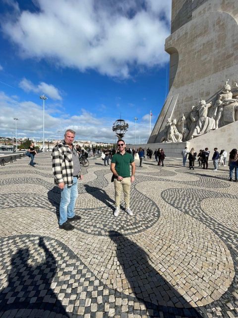 Full city of Lisbon on board of a private car - Meeting at Praça da Figueira and settling into the route