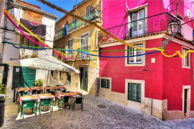 Highlights and Secrets of Lisbon Private Walking Tour - Rua do Loreto 4: pastel de nata plus coffee, the Lisbon way