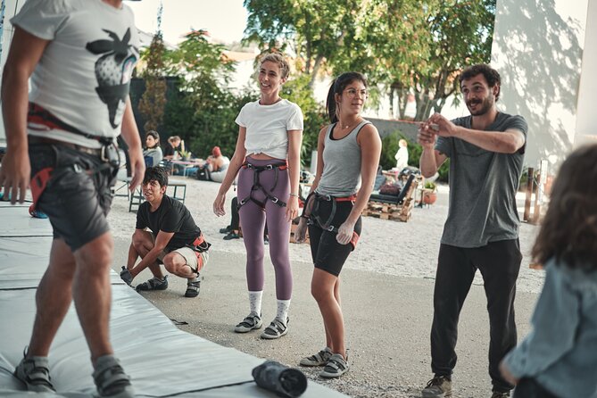 Introduction to Climbing in Pilar 7 Lisbon - Bouldering and auto-belay: learning safety without killing the fun