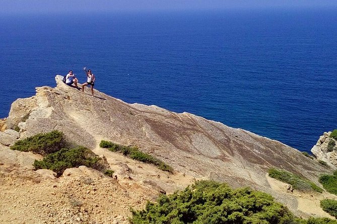 Jurassic Hiking tour to footprints of dinosaur in Espichel Cape - Wandering Sesimbra for 1.5 hours: medieval streets and an easy meal plan