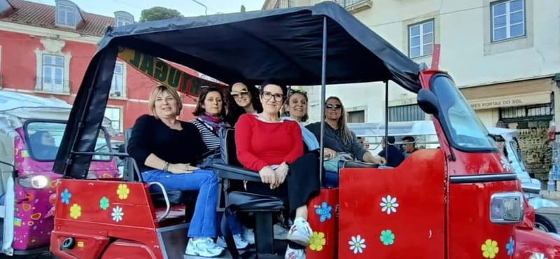 Lisboa: Tuk Tuk ride in Alfama & pick-up you at the hotel. - Graça and Mouraria: viewpoints, atmosphere, and quiet alley magic