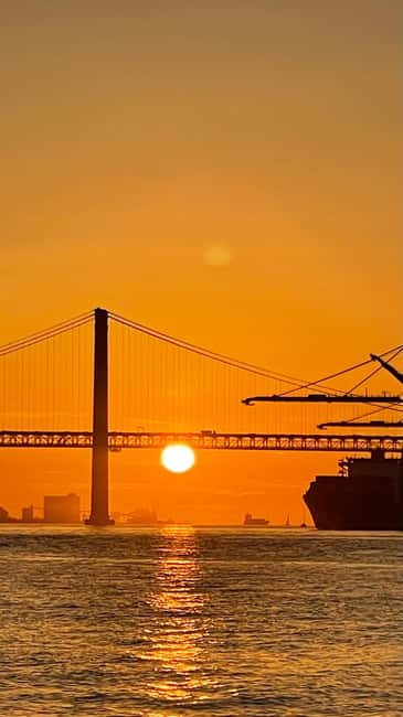 Lisboa:Sunset Sailing Tour at Tagus River with welcome drink - Belém Tower: best photos happen when the crew positions you