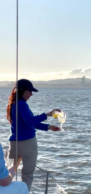 Lisboa:Sunset Sailing Tour at Tagus River with welcome drink - The comfort checklist onboard: drink, snacks, WC, blankets, Wi‑Fi