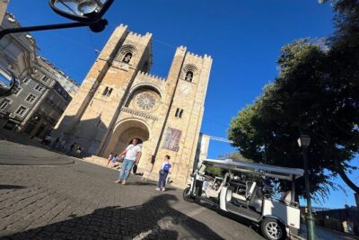 Lisbon 1h30 Tuk-Tuk Tour: The best way to visit the city - Hotel pickup to Restoradores Square: starting with the city’s main arteries