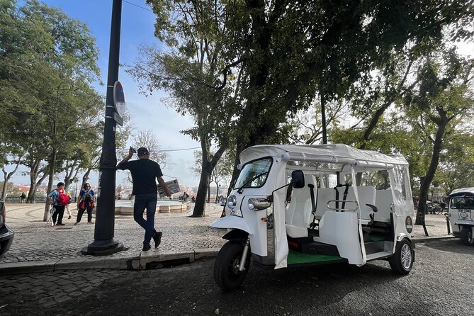 Lisbon 1h30 Tuk-Tuk Tour: The best way to visit the city - Lisbon Cathedral, plus major churches without the time drain
