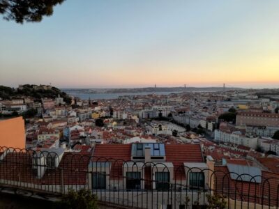 Lisbon: 2 hours Private City Highlights Tuk-Tuk Tour for two - Lisbon Cathedral: where the tour gives you a real visit (not just a curb moment)