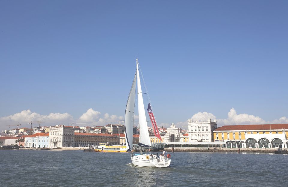 Lisbon 2H Private Tour by SAILBOAT / SAIL or POWER CATAMARAN - Sailing vs power catamaran: choosing the right feel