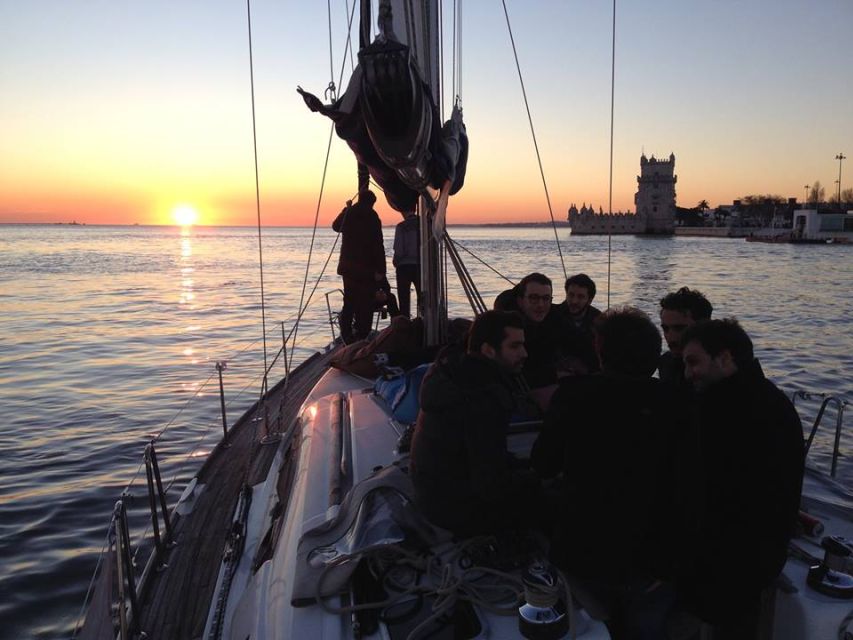 Lisbon 2H Private Tour by SAILBOAT / SAIL or POWER CATAMARAN - Day cruise versus sunset: timing, supplements, and what to wear